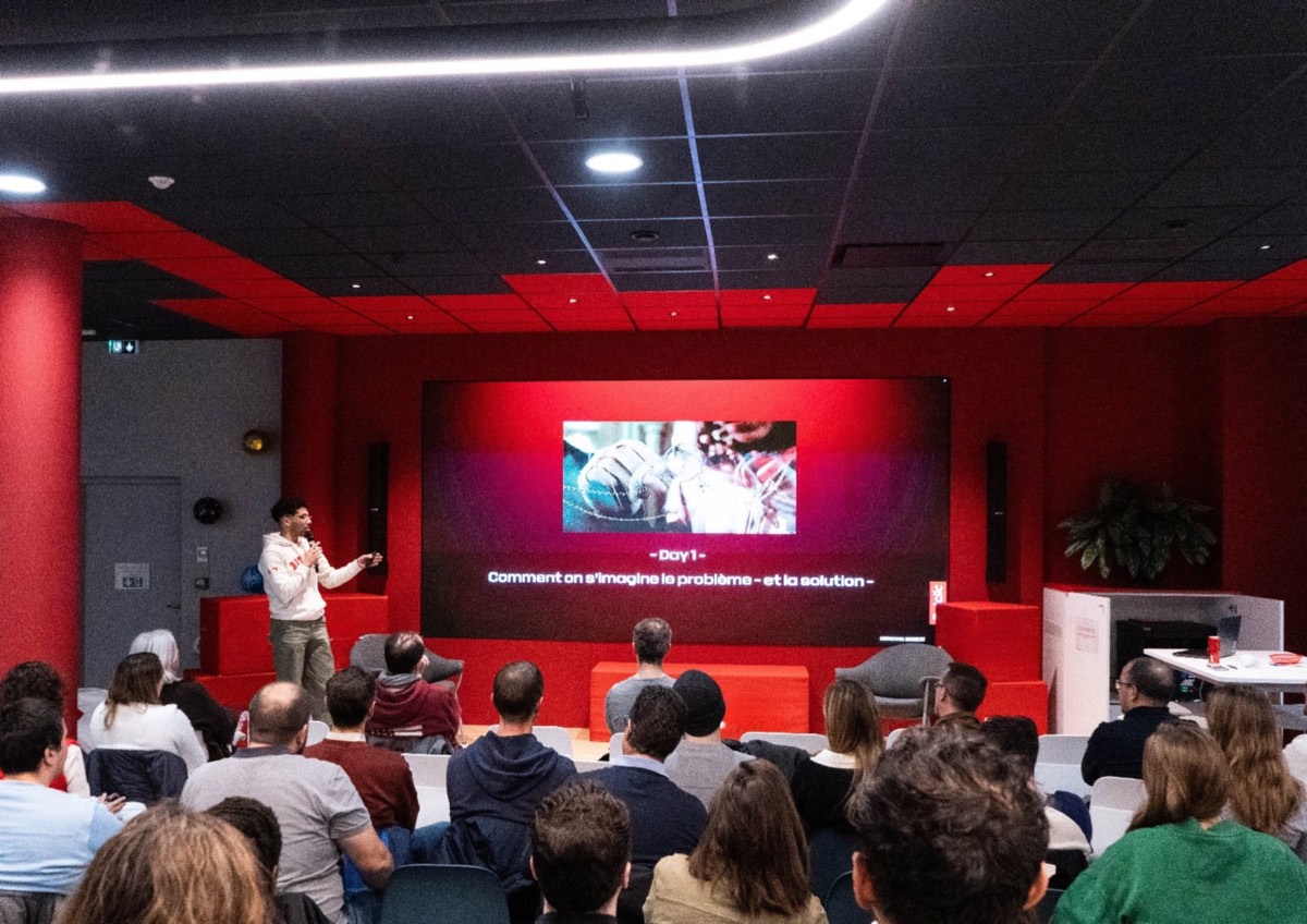 Wassim Rbila en conférence GenAI devant une audience
